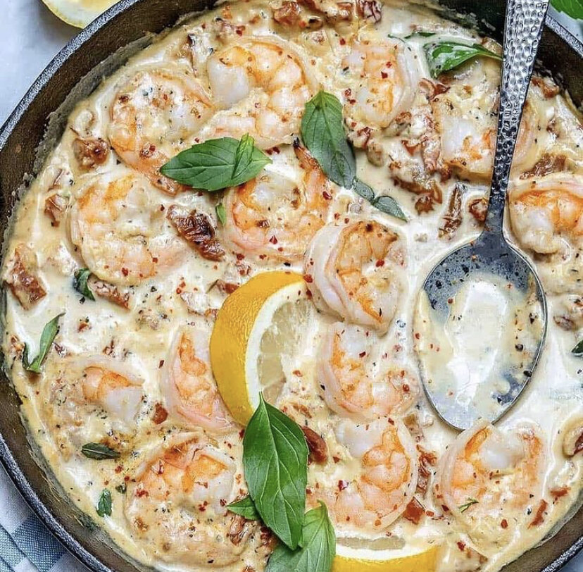 🔸500 г крупных очищенных креветок 🔸2 столовые ложки масла гхи или сливочного
🔸4 зубчика чеснока, раздавленных через пресс
🔸250 мл 33% сливок
🔸½ столовой ложки лимонной цедры
🔸1 столовая ложка Итальянской приправы
🔸1 столовая ложка красного перца в хлопьях
🔸60-70 г нарезанных вяленых томатов
🔸Горсть нарубленного базилика
🔸Соль и перец по вкусу
⠀
Способ приготовления:
⠀
1. Растопите масло в сковороде, обжарьте на нем чеснок в течение 30 секунд.
2. Добавьте сливки, перемешайте. Добавьте лимонную цедру, итальянскую приправу, красный перец, вяленые томаты, уменьшите огонь и готовьте 3-4 минуты.
3. Добавьте креветки и готовьте еще 4-5 минут.
4. Снимите сковородку с огня, добавьте базилик, соль, перец, перемешайте и подавайте.
⠀
Очень Вас прошу оставить любой смайлик в комментариях! Спасибо💗🙏❤️
⠀
Приятного аппетита ☺️