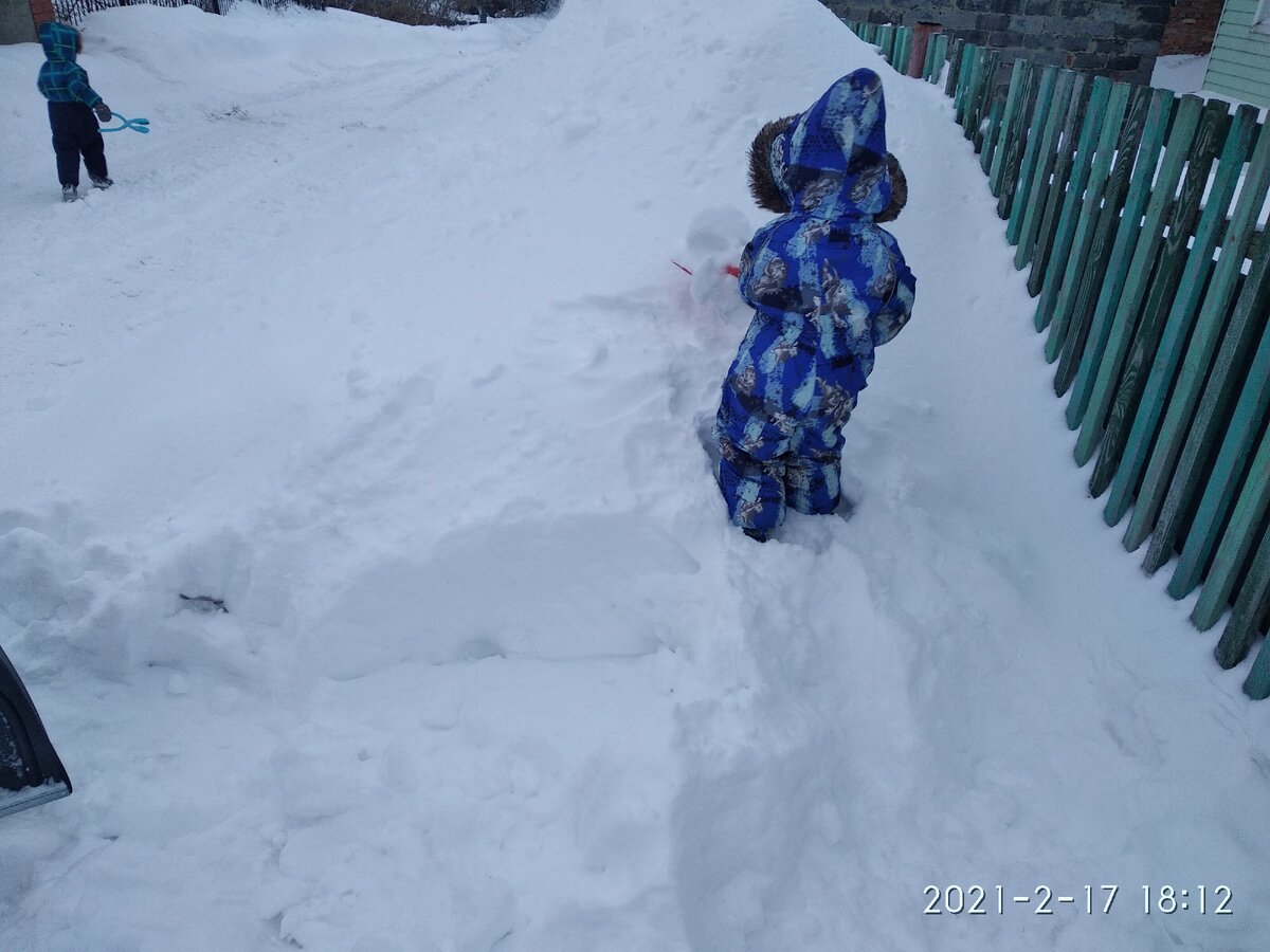 Лезет в гору