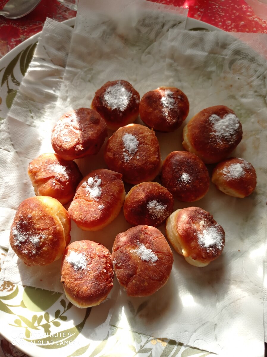 Сегодня сын и дочка готовили нам пончики. На вид не идеальные, но вкусные!)) 