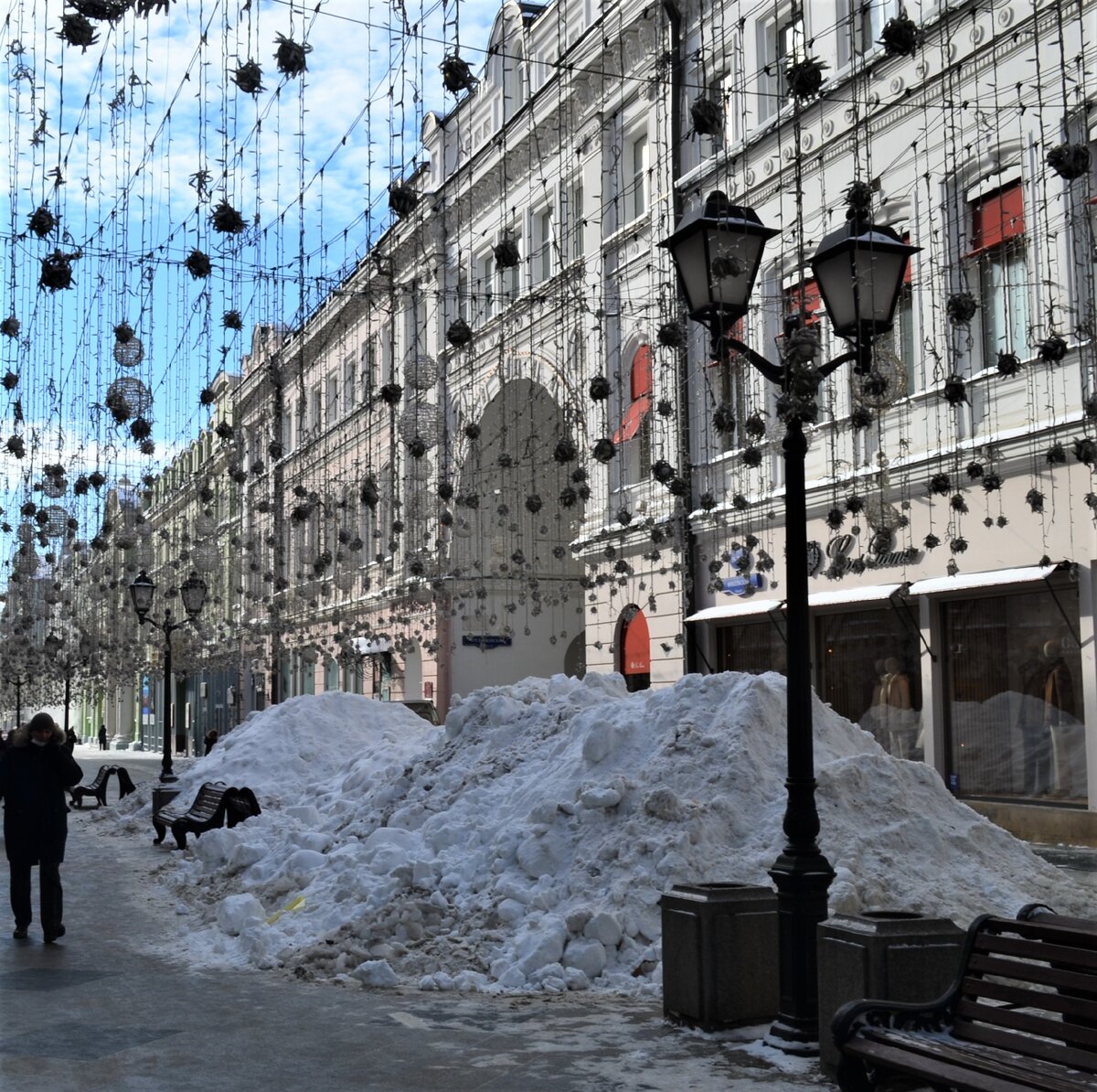 По центру улицы лежит снег
