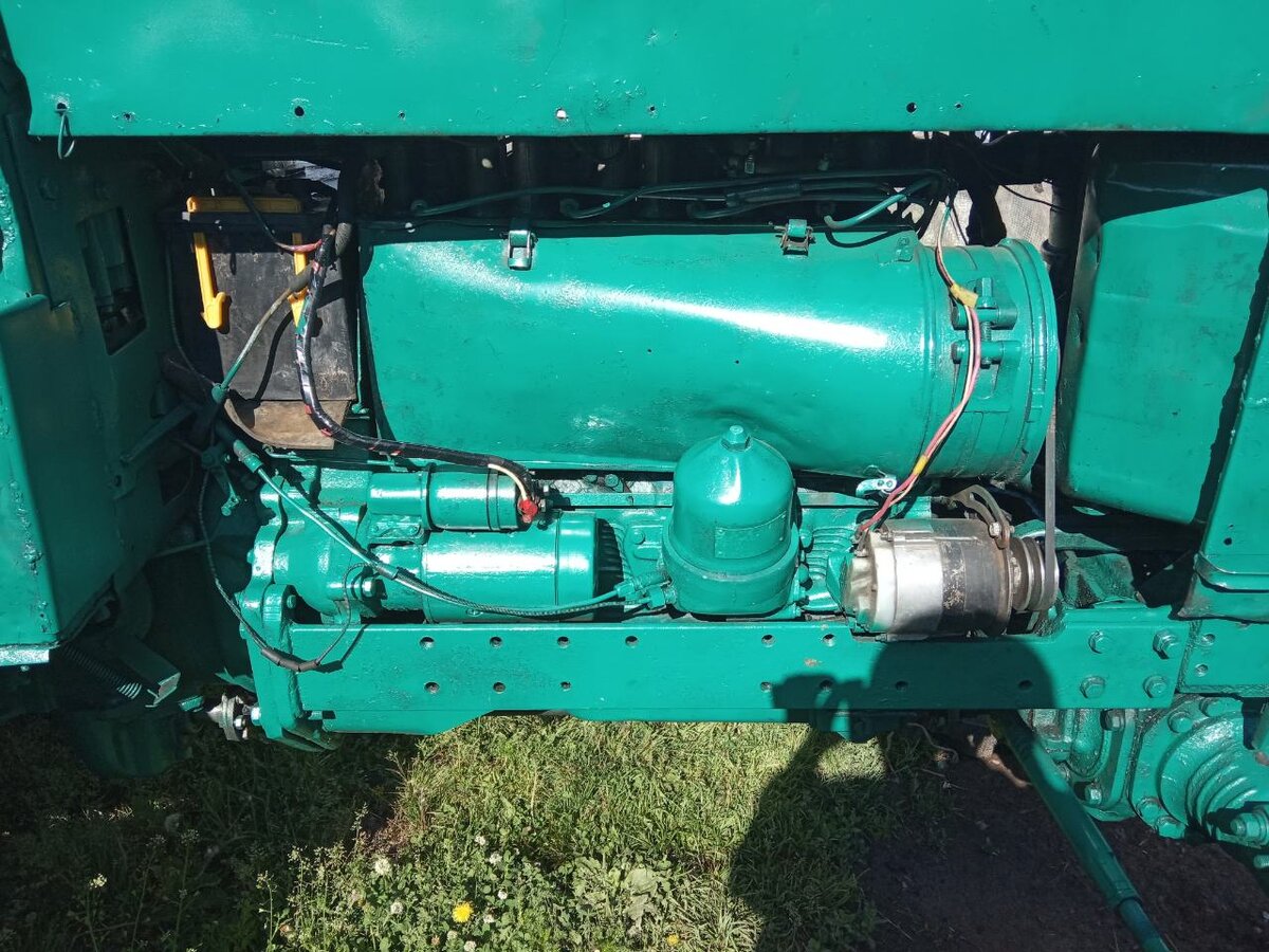 Прошлый хозяин краски не пожалел. 