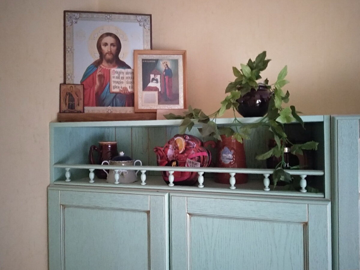 Угол с иконами