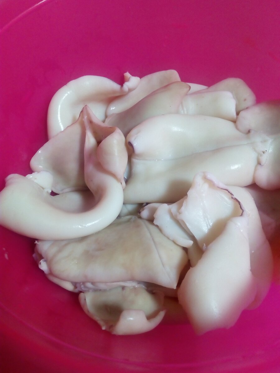 Кальмары я не варю , а просто заливаю крутым кипятком.