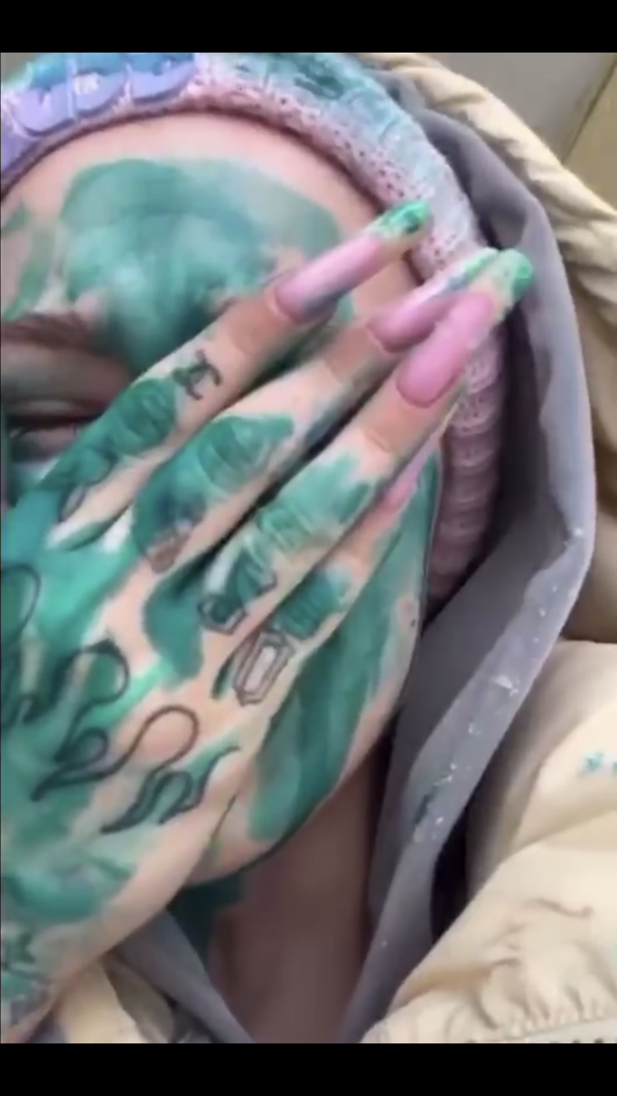 На фото когти одной блогерши, которую облили зелёнкой.