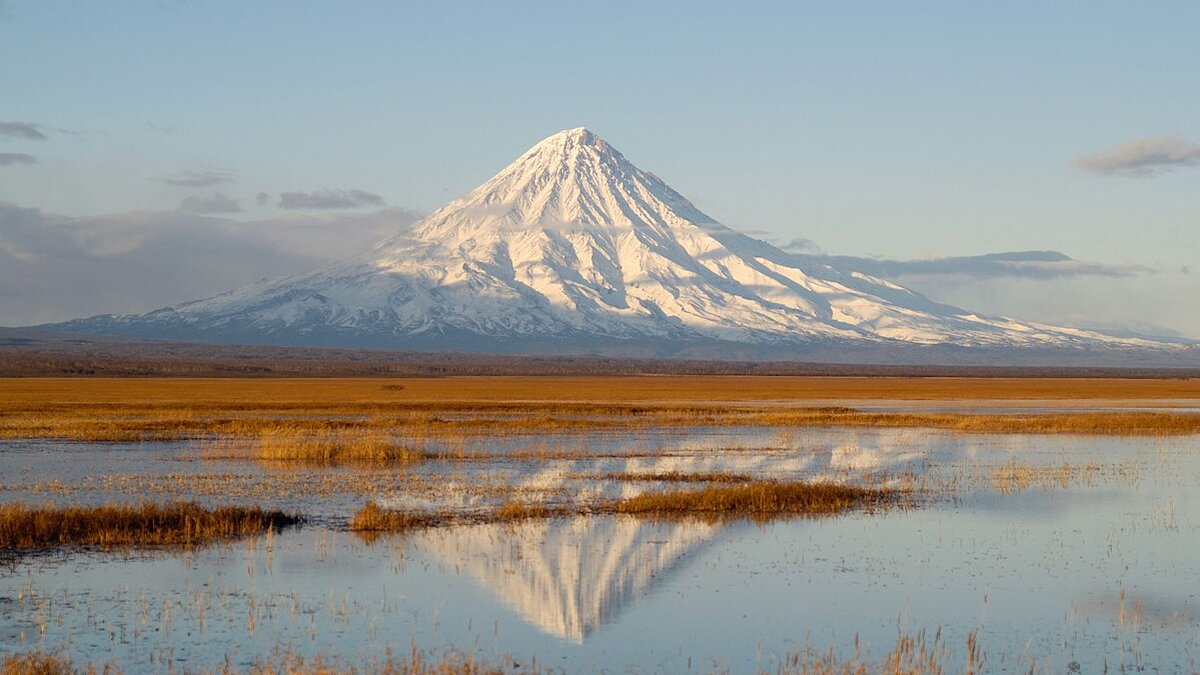 Вид на Кроноцкую сопку. Фото взято из источника https://commons.m.wikimedia.org/wiki/File:Kronotsky_volcano.jpg#mw-jump-to-license6