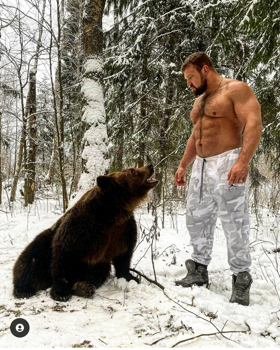 Фото взято с инстаграмма Кирилла, https://www.instagram.com/sarychevkirill/ Кирилл с медведем
