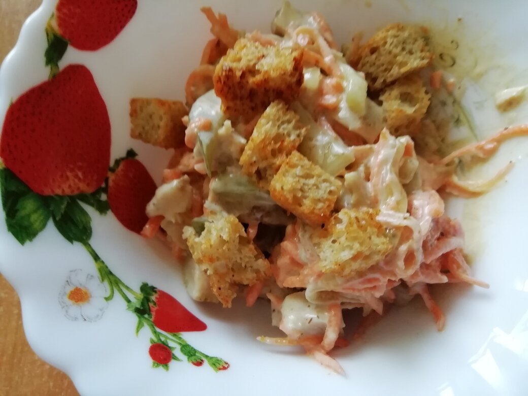 Салат с жареной курицей, овощами и яйцами