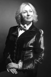 Многие люди считают, что любой англичанин или каждая француженка – великий знаток этикета, мол все жители Англии и Франции даже не просто воспитанные люди, а настоящие специалисты по манерам. Но вам же не приходит в голову спрашивать о тонкостях этикета у соседки снизу, насколько бы интеллигентной ни была эта дама? То же относится и к британцам. Например, случается, при обсуждении какого-либо правила мне пишут: вы говорите так, а вот в такой-то английской глубинке совсем не так. Конечно, может оказаться и «не так», потому что миссис N не гуру английского этикета, это должно быть понятно по умолчанию. Но нужно отделять бытовые истории от традиций и правил. Я отвечаю на вопросы с точки зрения принятых в Британии правил и норм.Фотография предоставлена Ксенией Марковой