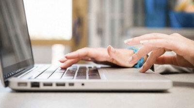 В  Московской области Государственную социальную помощь в виде выплаты могут получить малоимущие жители Подмосковья, находящиеся в трудной жизненной ситуации. Средства выплачивают единовременно или периодически. Кто имеет право на социальную помощь от государства и как ее оформить, читайте в материале mosreg.ru. Государственную социальную помощь(ГСП) имеют право граждане, зарегистрированные по месту жительства или месту пребывания в Московской области, оказавшиеся в трудной жизненной ситуации.Это могут быть следующие категории граждан:- малоимущие семьи или одинокие  люди, чей доход по независящим  от них причинам ниже величин  прожиточных минимумов, установленных  в Подмосковье для соответствующих социально-демографических групп населения;- одиноко проживающие пенсионеры или семьи, состоящие из пенсионеров, чей среднедушевой доход по независящим от них причинам ниже 150% от величины прожиточного минимума для пенсионеров;- семьи, состоящие из ветеранов Великой Отечественной войны, или одиноко проживающие ветераны Великой Отечественной войны, среднедушевой доход которых по независящим от них причинам ниже 200% от величины прожиточного минимума для пенсионеров в регионе.Могут предоставлять единовременно или с периодичностью, определенной в решении о назначении государственной социальной помощи.Размер выплаты на одного члена семьи или одиноко проживающего гражданина может составлять от 300 рублей до 1 тысячи рублей в месяц, но не более 6 тысяч рублей в календарном году.Для ветеранов Великой Отечественной войны – от 300 рублей до 1 тысячи рублей в месяц, не более 7 тысяч рублей в календарном году. В Московской области подать заявление на получение государственной социальной помощи можно на региональном портале госуслуг.К заявлению следует приложить:- паспорт;- справку о доходах заявителя и членов его семьи (за три предшествующих месяца);- выписку о банковских реквизитах. Также могут потребоваться:- выписка из домовой книги  или другой документ, подтверждающий количество лиц, зарегистрированных по месту жительства или пребывания заявителя (если информации об этом нет в базе данных муниципалитета или МФЦ);- документ, подтверждающий регистрацию  по месту жительства или месту  пребывания в Московской области (если этих данных нет в паспорте);- справка о назначении и размере пенсии, ежемесячной денежной выплаты, доплат к пенсии, социальных выплат и выплат по уходу.Решение о назначении пособия принимают в течение 22 рабочих дней.