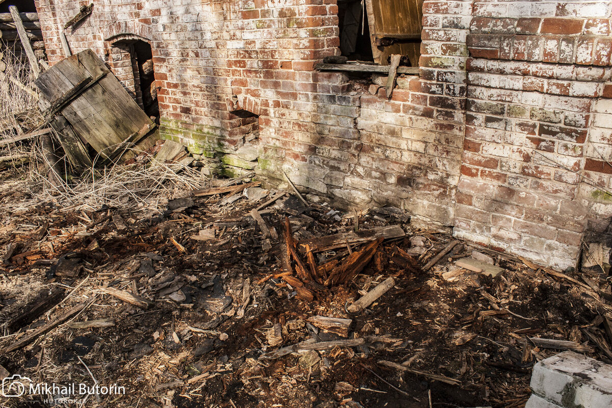 Крыльца уже нет.