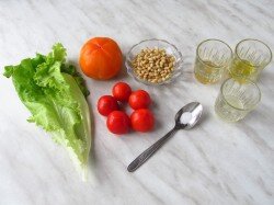 ШАГ 1: Для приготовления салата с хурмой и кедровыми орехами понадобятся: хурма, помидоры, листья салата, кедровые орехи, лимонный сок, оливковое масло, мед, соль.