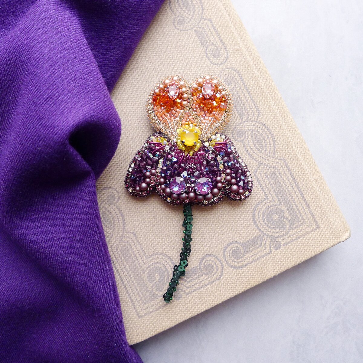 Брошь Ирис. Фото автора.