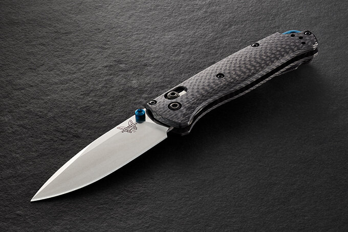 Benchmade дает своему знаменитому ножу Bugout лезвие S90V и ручку из углеродного волокна