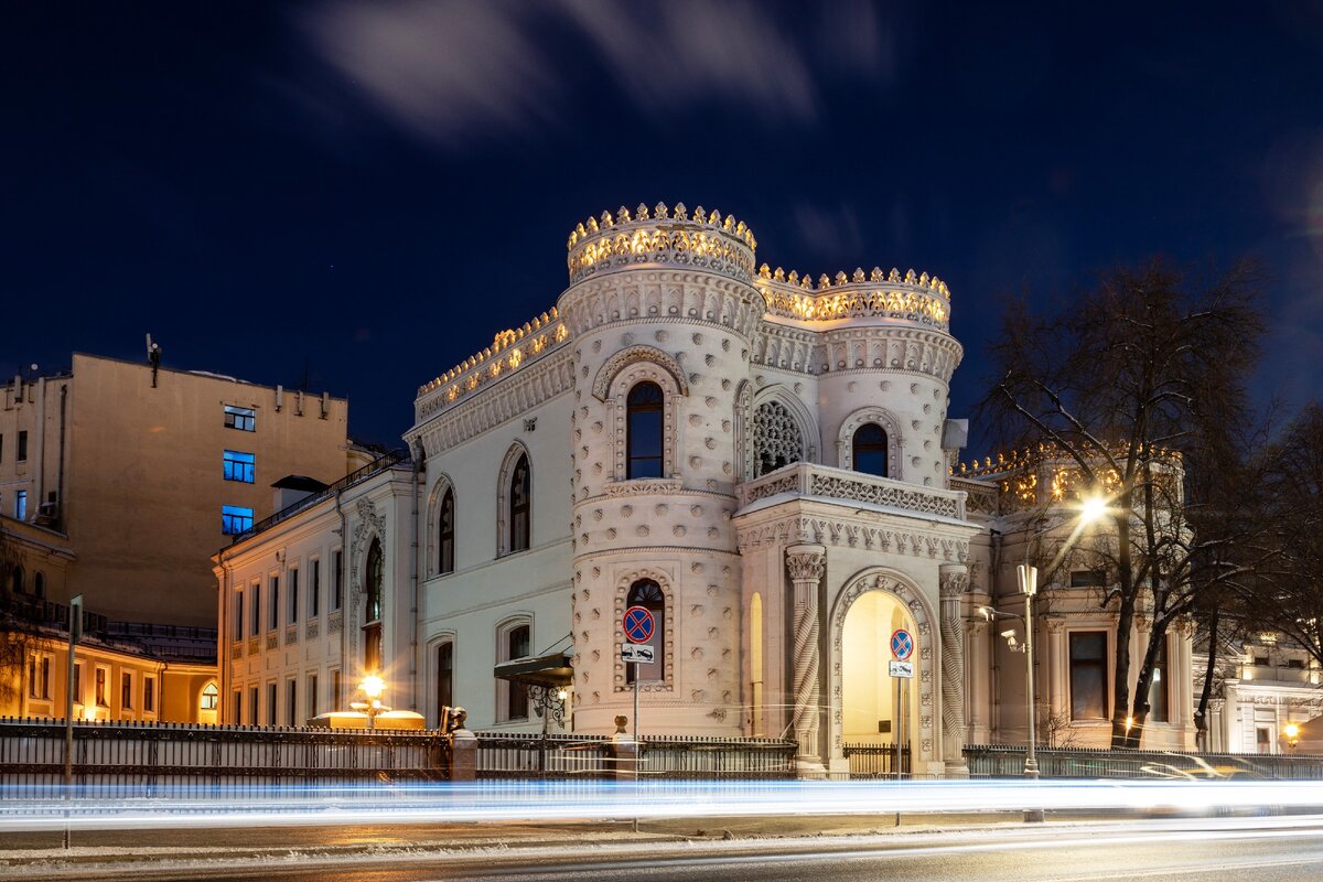 До постройки современного здания на этом месте стоял огромный конный цирк Карла Маркуса Гинне. Листайте дальше.