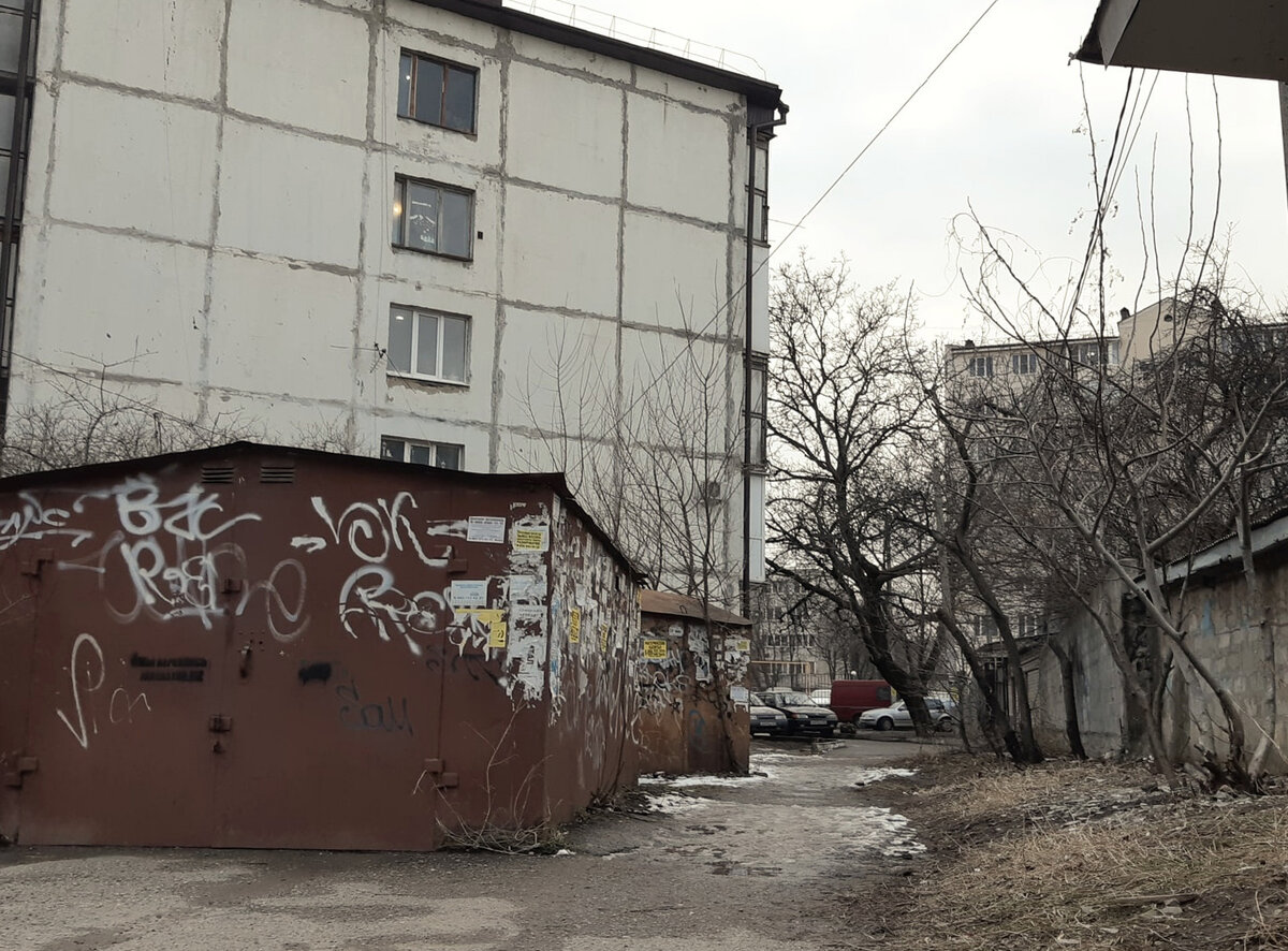 Обычный жилой двор спального района Пятигорска
