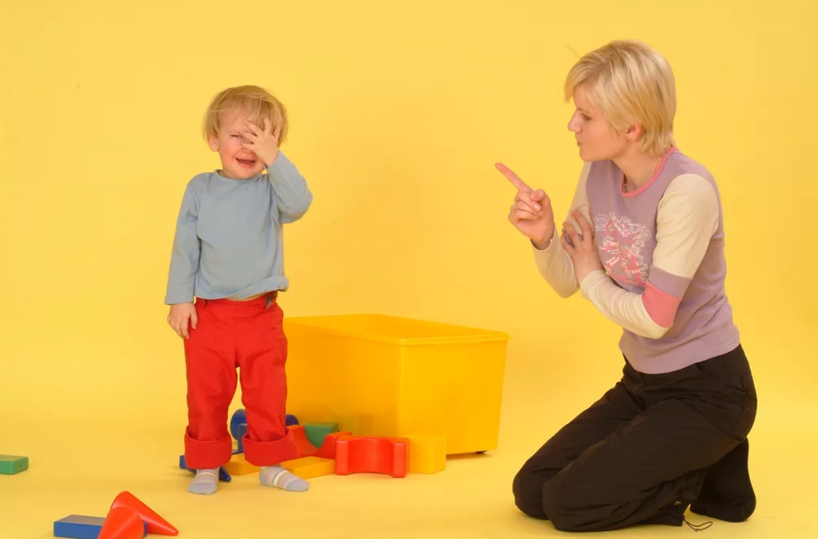 Ребенок повторяет действия. Воспитатель ругает ребенка. Ребёнок наказан в детском саду. Мама ругает ребенка. Ребенок убирает игрушки.