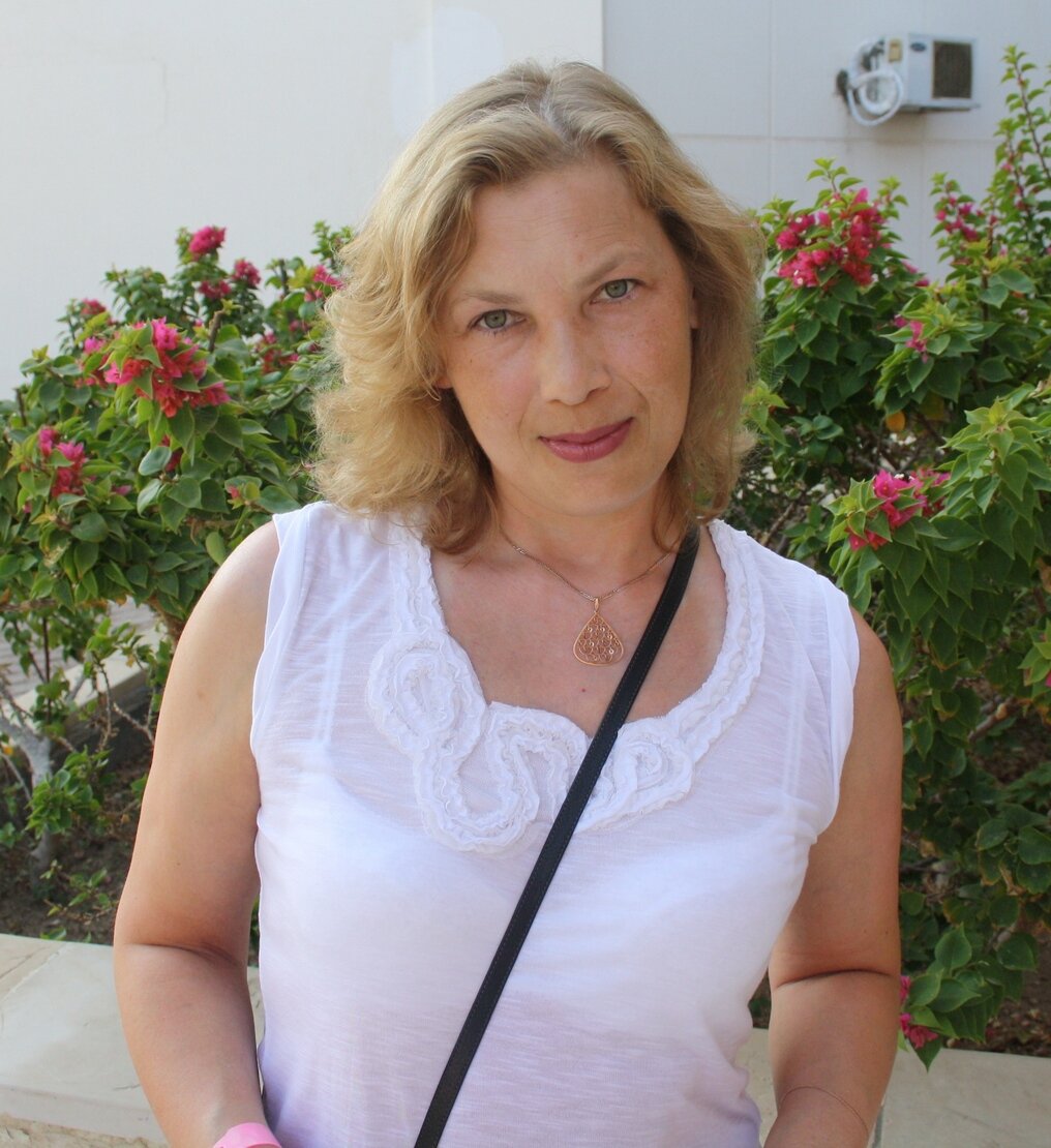 Живёт и работает в г. Ижевске. Пишет рассказы в жанрах фантастики и фэнтези. В 2007 г. в Ижевском литературном журнале «Луч» был опубликован её первый рассказ «Пилюли радости». Затем последовали публикации в журналах «Edita» (Ганновер), «Ave» (Одесса), «Наука и жизнь» (Москва). 