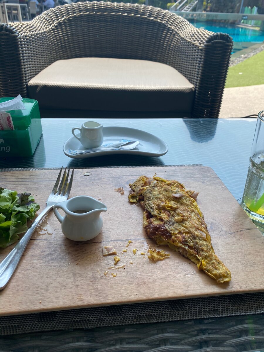 Фу, фу и ещё раз фу. В этом омлете было 10 порций соли и дешевого вонючего масла. Они даже не извинились и принесли полный счёт 