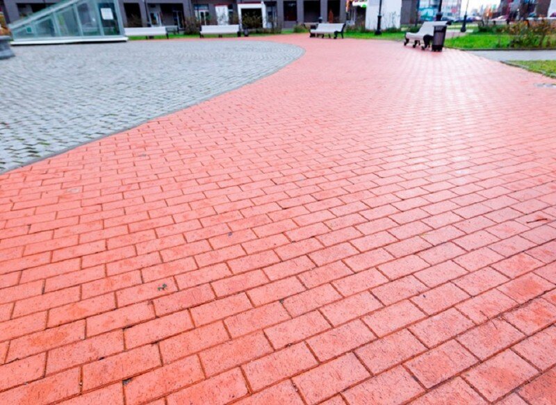 Тротуарный клинкер «Лондон» размером 200×100×50 мм производства ООО «ЛСР. Стеновые» стоит от 15 руб. (обычно 20 руб., в момент распродаж и проведения акций цена снижается). Морозостойкость F300, марка прочности на изгиб МПа-8, водопоглощение 2-4%. Фото компании ТД «Кирпичник»