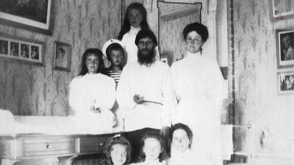 Распутин  с царской семьей.