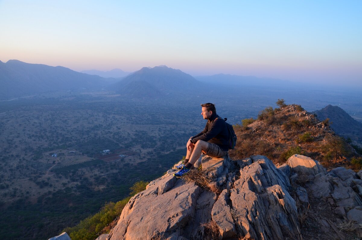 Это я встречаю рассвет на горе в Индии. Фото автора.