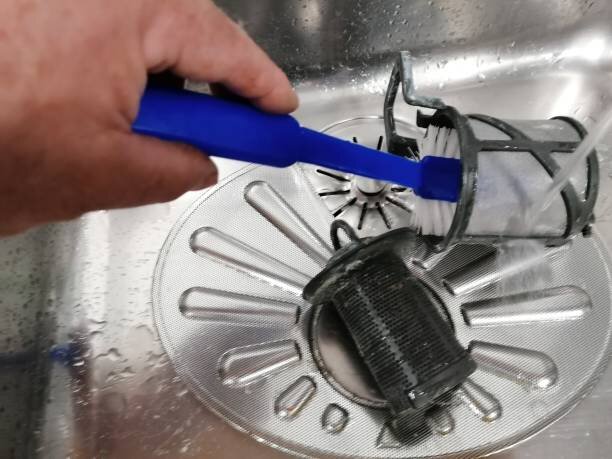 Как устранить запах из посудомоечной машины? Неприятные запахи в посудомойке: причины и решения