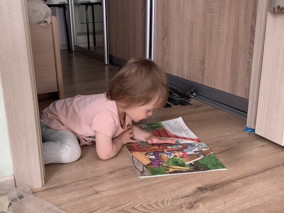 Читать книжки  с ребёнком можно лёжа на полу )