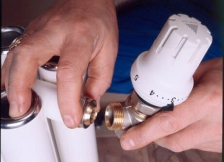 Установка термоголовки на радиатор отопления: подключаем правильно