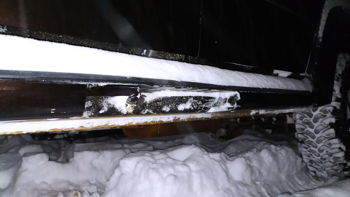 Вот такая дырень была в накладке после тех приключений.