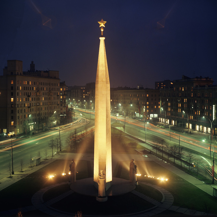 Монумент расположенный. Стелла Москва город герой. Обелиск Москва город герой. Обелиск «Москва — город герой». Москва. Обелиск Москва город герой на Кутузовском проспекте.