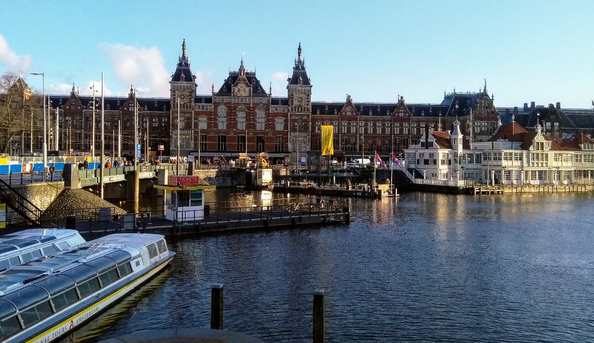 Вид на Центраал