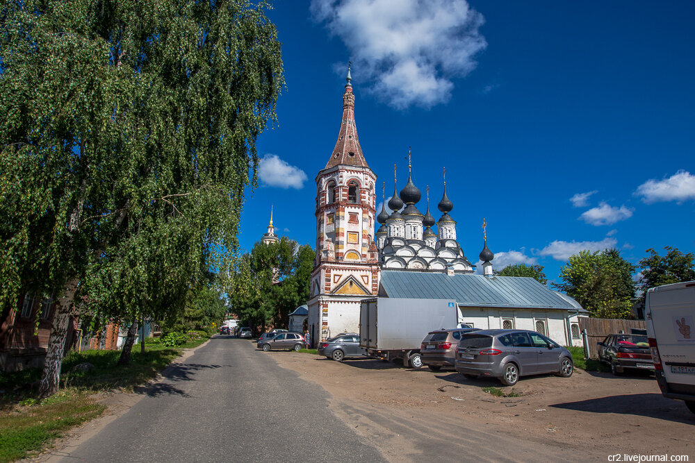 город много церквей