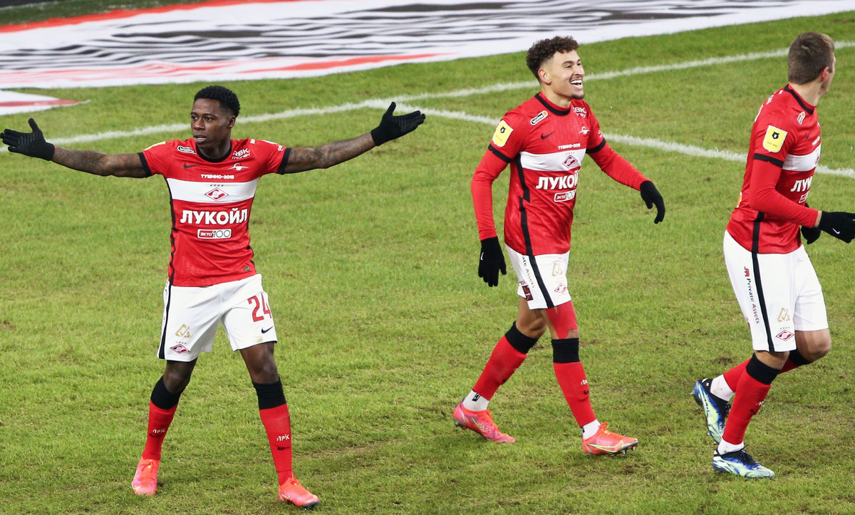 Квинси Промес, Джордан Ларссон и Александр Соболев. Фото Михаила Синицына/РГ