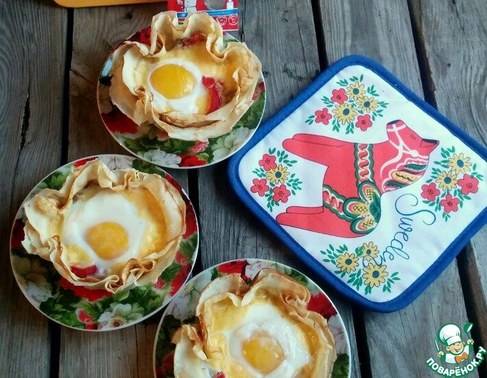 Предлагаю вашему внимаю очень вкусный вариант завтрака. можно подготовить заранее, напечь блинов, приготовить мясо, а утром быстро подать великолепный завтрак на стол и удивить родных. Готовить его в общей сложности около 7-8 минут. Начинку можно приготовить любой, главное чтобы были блинчики и яйца, а мясо можно заменить на колбасу, овощи также добавить любые.