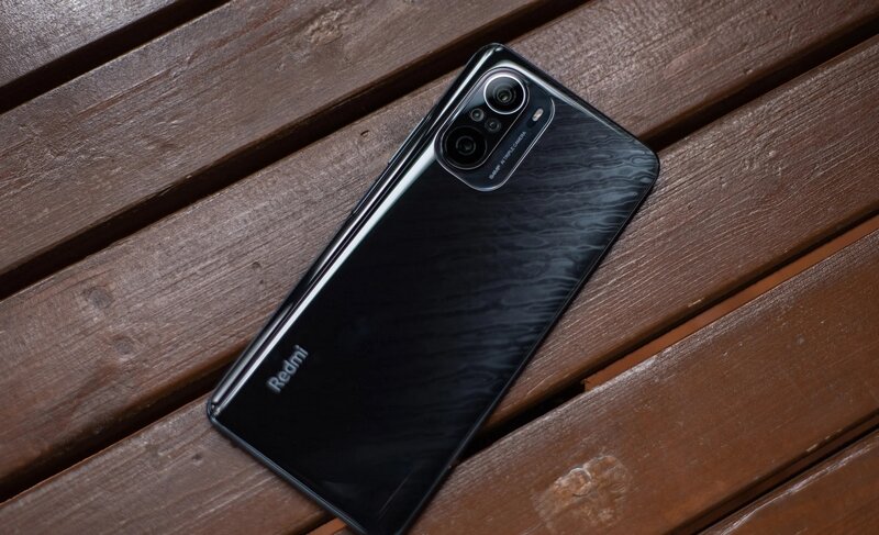 В этом цвете смартфон выглядит очень премиальным.