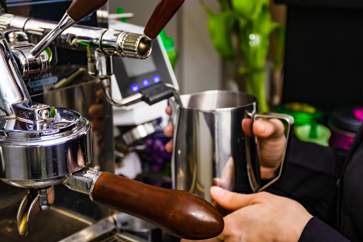 Залипла на кофеном аппарате и фотографировала его чисто для себя :)