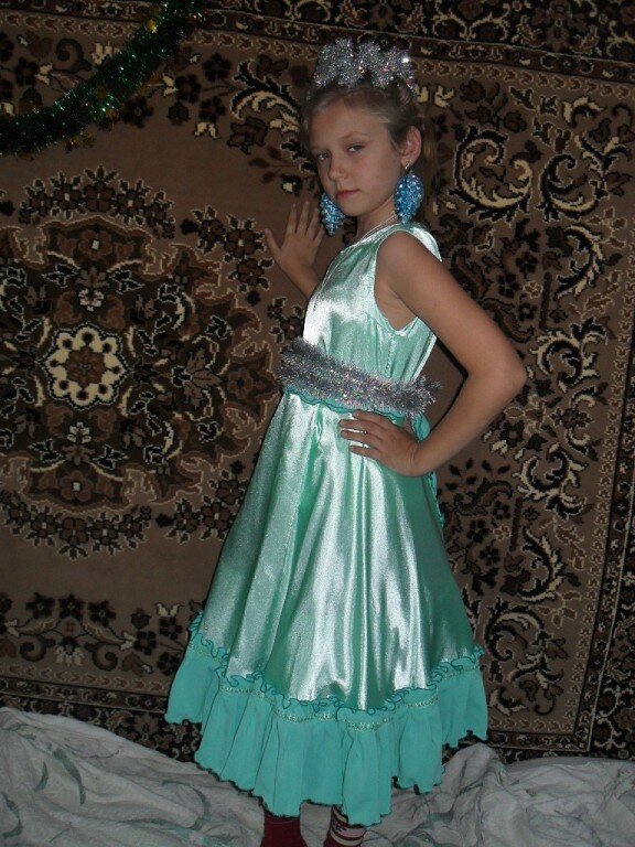 Фото из личного архива. Третий класс - входим в образ перед утренником)))