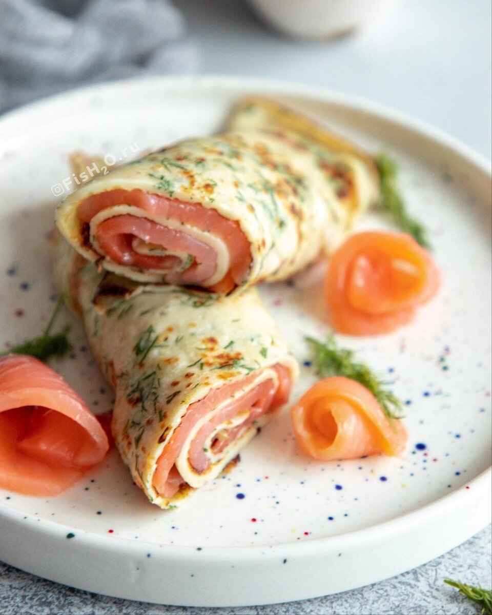 Блинчики с начинкой и кофе
