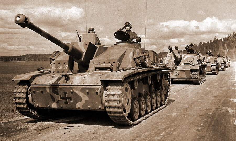  4 июня 1944 года финские «Штуги» перед выдвижением к линии фронта на Карельском перешейке были продемонстрированы в Энсо (ныне Светогорск) главнокомандующему маршалу Карлу-Густаву Маннергейму. Машины после получения были перекрашены — вместо тёмно-жёлтой немецкой окраски на них нанесли трёхцветный камуфляж, порядковые номера формата Ps.531-XX спереди и сзади, опознавательный знак в виде характерной для финских танкистов свастики с укороченными лапами в пяти позициях (лоб и корма корпуса, борта рубки, маска орудия сверху). Большинство машин также обзавелись собственными именами — их писали белой краской на заслонке смотрового прибора механика-водителя. Малочисленность финской авиационной и бронетанковой техники в наши дни позволяет проследить судьбу каждой машины — так, известно, что идущая первой Ps.531-27 после войны была расстреляна в качестве мишени на полигоне, а потом восстановлена и в 2007 году продана с аукциона. Следом за ней ползёт Ps.531-17, которая в бою у Куутерселькя (ныне Лебяжье) 15 июня 1944 года получила два снаряда и была подорвана экипажем