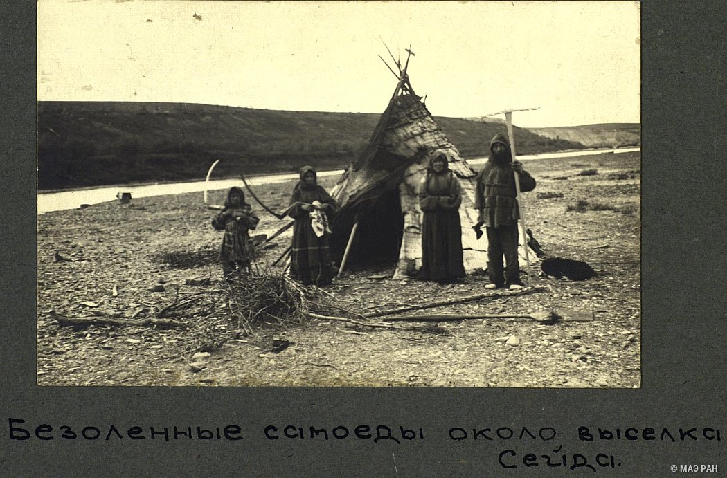 "Безоленные самоеды около выселки Сейда". Сняты они в 1914 году.