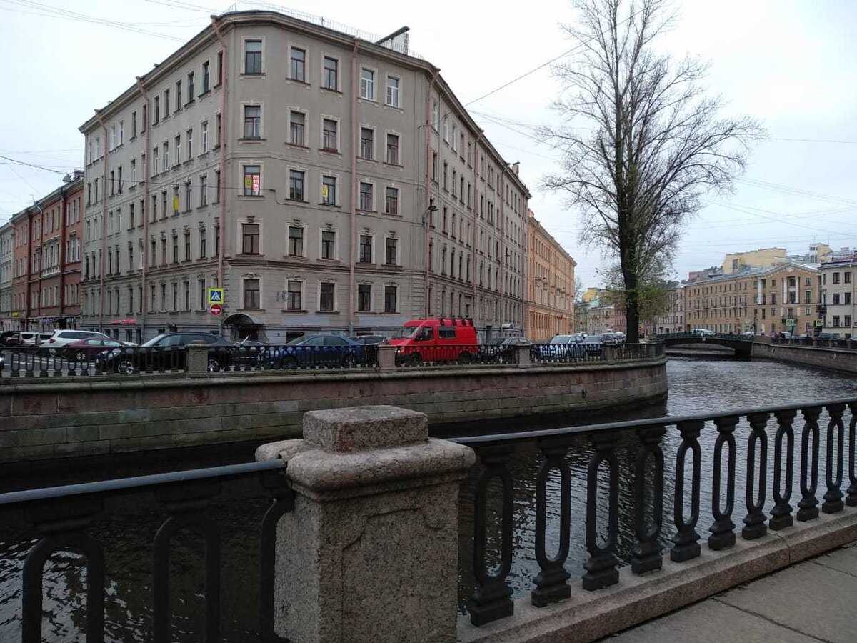 Вторые тут. Место тоже историческое, но помрачнее