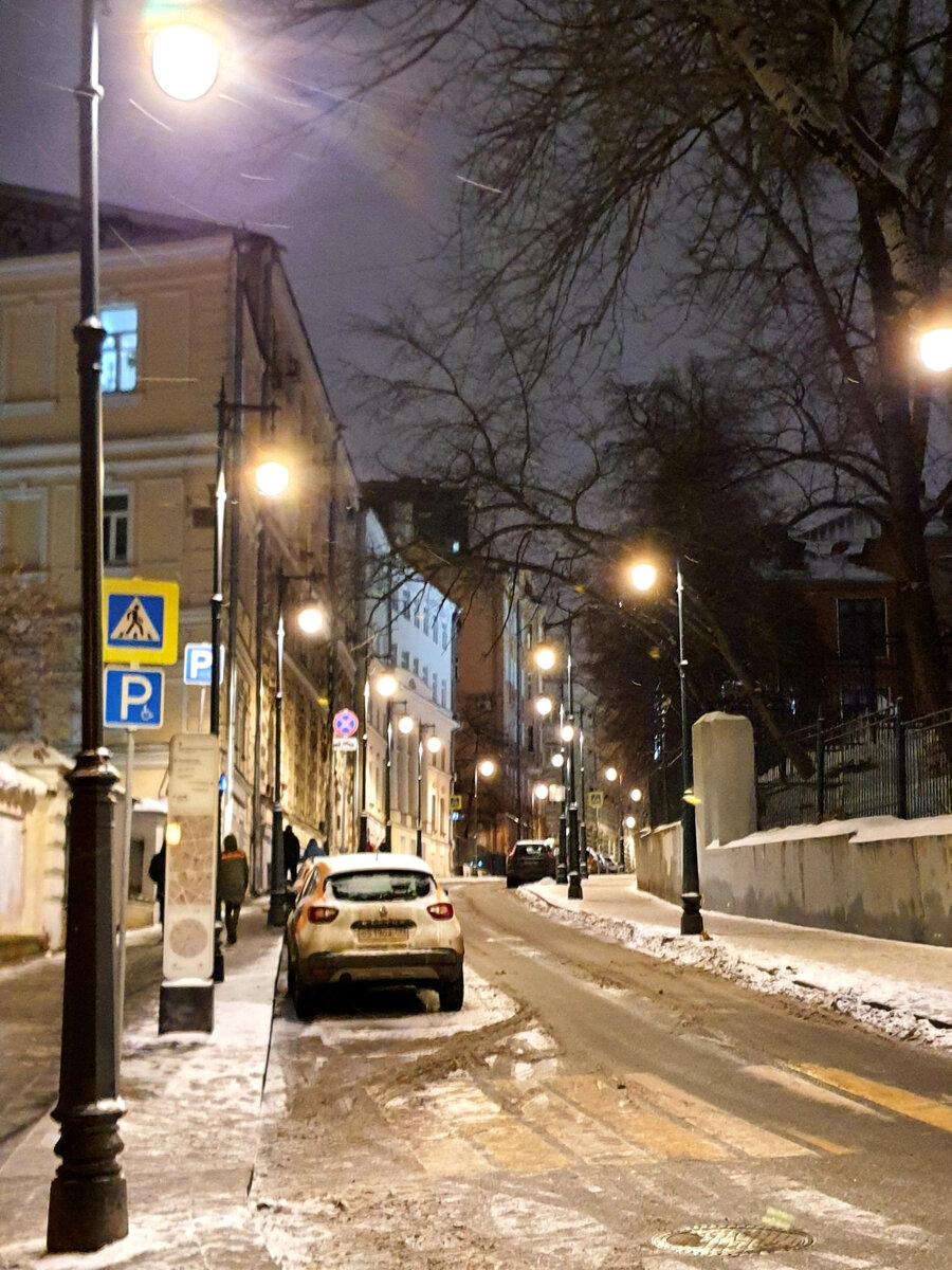 Когда мы гуляем переулками Китай-города, то в полной мере можем прочувствовать колорит того старого города, который, как живой организм, разрастался здесь когда-то.