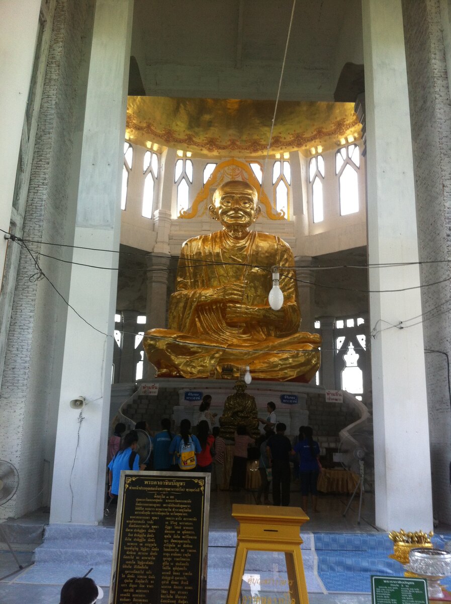 В буддистских храмах можно встретить не только статуи Будды, но и известных, уважаемых монахов
