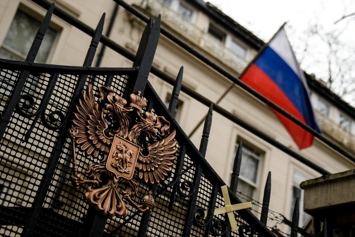 Государства консульства и представительства иностранных. Герб посольства россии. посольство россии в великобритании. дипломатическое посольство рф. генконсульства россии в британии эдинбурге.