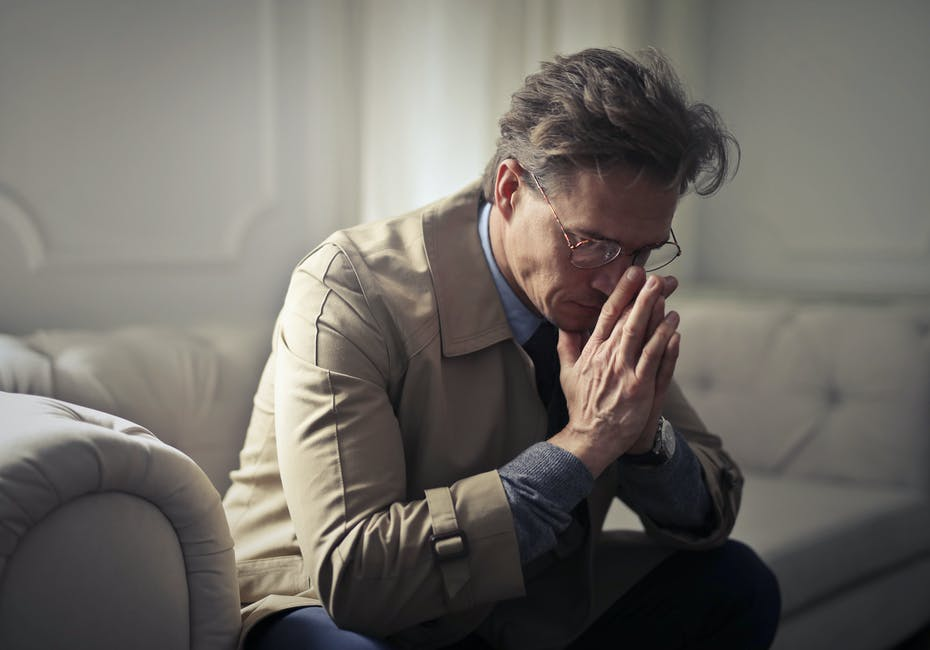 Фото https://www.pexels.com/photo/sad-mature-businessman-thinking-about-problems-in-living-room-3772618/