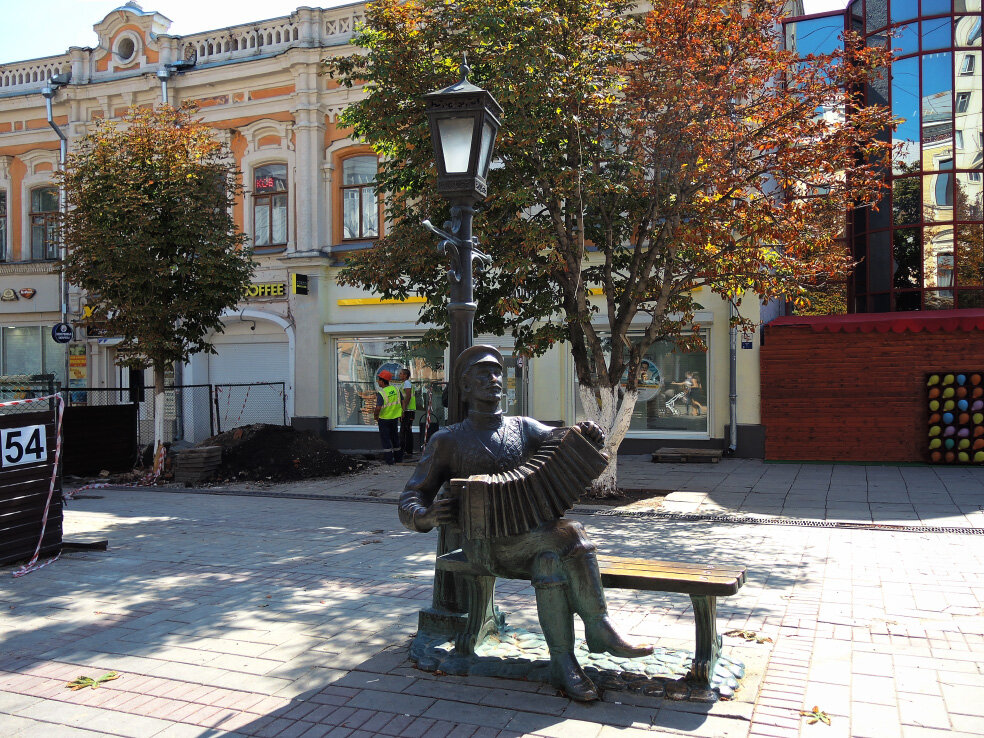 Купить памятник саратов. Памятники на проспекте Кирова Саратов. Саратов проспект Кирова скульптуры. Киров проспект Саратов памятник. Памятник гармошке в Саратове.