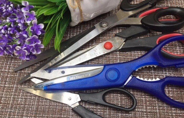 Простецкий способ заточить ножницы быстро и без наждачной бумаги или камня 