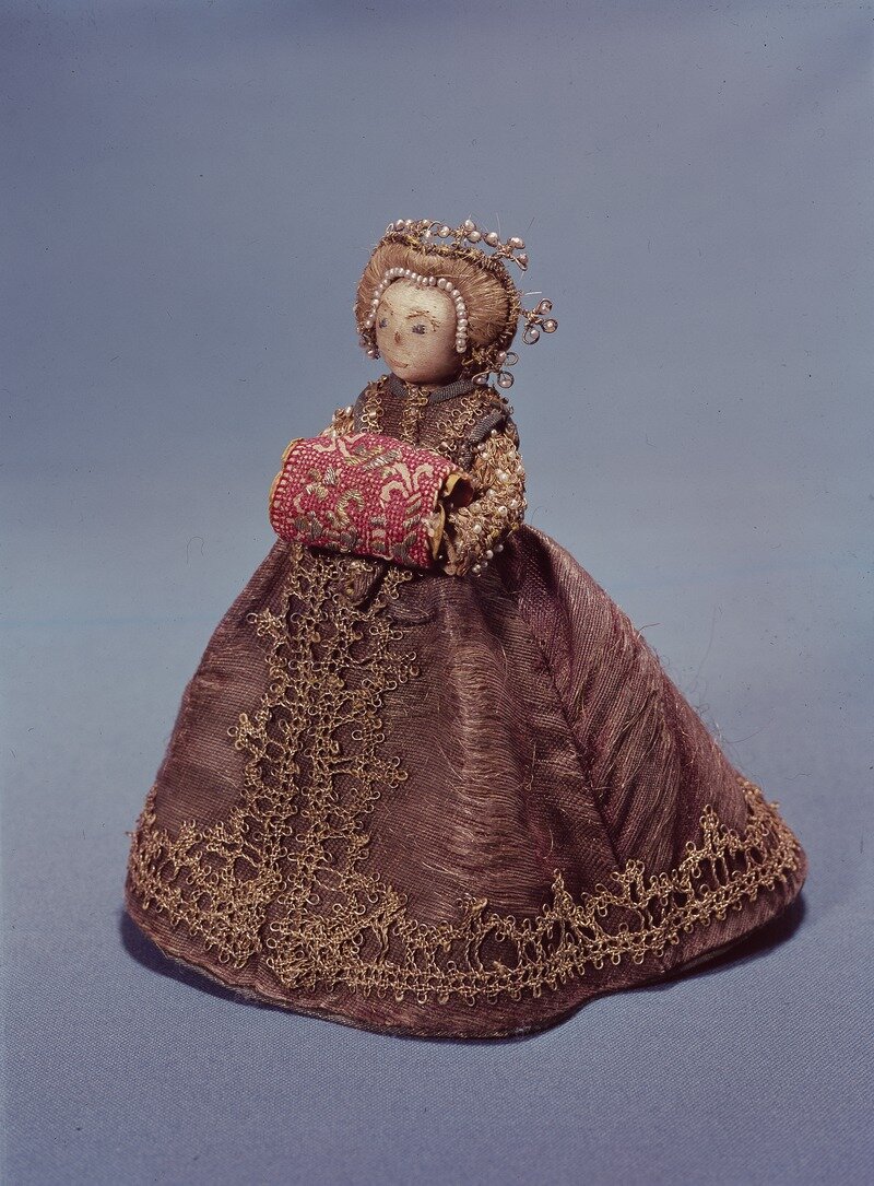 Модная кукла Pandora около 1600 гг. предназначенная для демонстрации моделей одежды. Фото взято из открытых источников в интернете с некоммерческой целью, а в целях ознакомления широкого круга лиц.