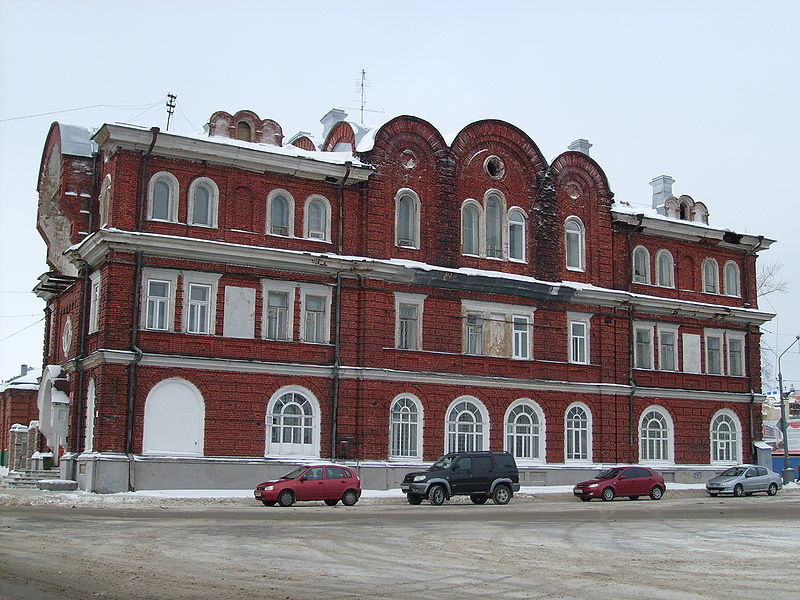 Архангельск, Набережная Северной Двины, 47. Подворье Сурского монастыря, 1905—1907. Архитектор Ермолин. Ныне - военкомат и военная прокуратура.