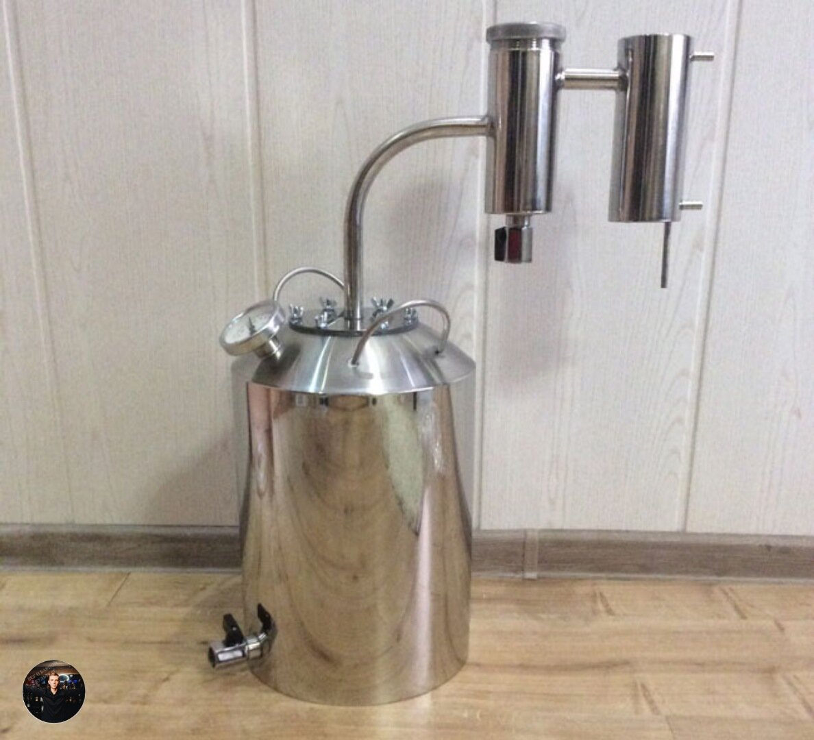 Немного углубимся в историю появления исконно русского алкогольного напитка!
Изначально употребление самогона принимали не как напиток из спирта, а как лечебная, медицинская настойка. В своём определении о напитке рассказывается в Новгородской летописи датированным 1533 годом. В те времена на Руси производился самогон из четырёх видов «вино простое» и «вино доброе» (напитки средней крепости), «2-ое вино» (самогонная водка особой крепости), «борское вино» (напиток наивысшего сорта).
